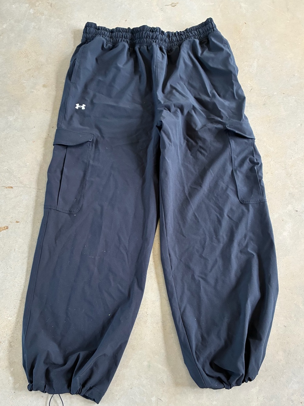 Under Armour charcoal black active cargo joggers. Size large. No flaws.